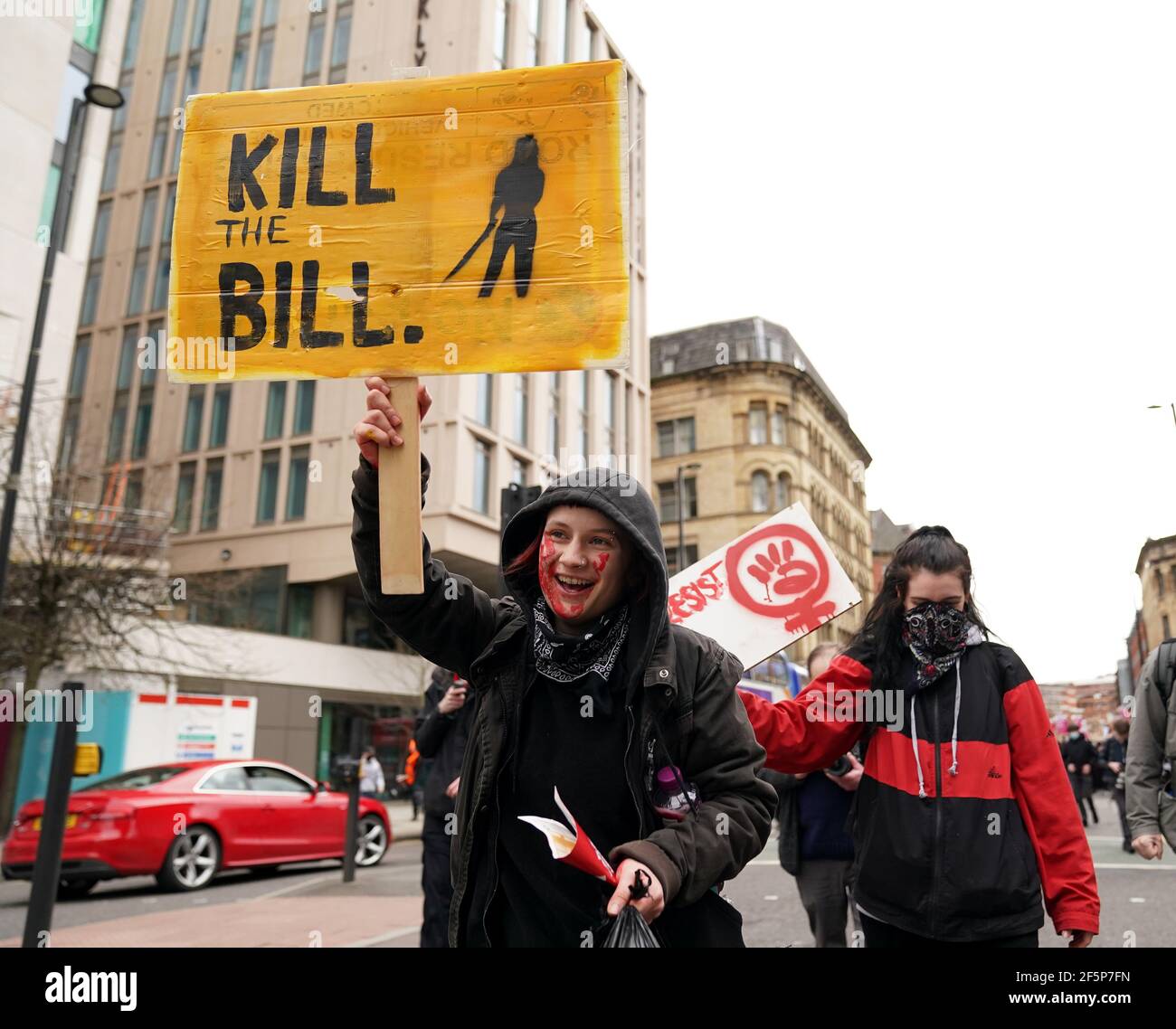 Des manifestants lors de la manifestation « tuer le projet de loi » contre le projet de loi sur la police, le crime, la peine et les tribunaux sur la place Saint-Pierre, à Manchester. Date de la photo: Samedi 27 mars 2021. Banque D'Images
