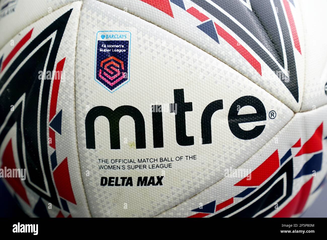 Gros plan sur le ballon de match officiel Mitre Delta Max, avant le match de la Super League pour femmes FA au Tottenham Hotspur Stadium, Londres. Date de la photo: Samedi 27 mars 2021. Banque D'Images