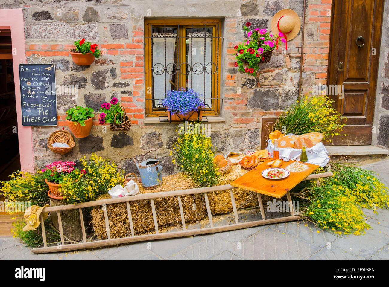 Cadre rustique avec outils agricoles traditionnels et cuisine toscane typique, campagne italienne Banque D'Images