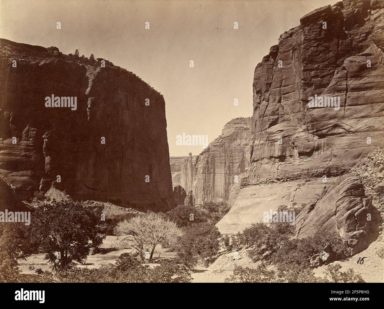 Tête de Cañon de Chelle, en regardant vers le bas, murs d'environ 1,200 pieds de hauteur. Timothy H. O'Sullivan (américain, vers 1840 - 1882) Banque D'Images