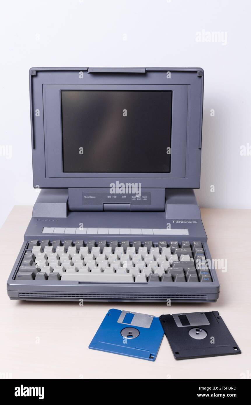 Toshiba t3100e, 1986, ordinateur personnel PC portable ordinateur portable  sur bureau table, ancien, ancien, matériel obsolète, intérieur, encore vie,  disquettes Photo Stock - Alamy