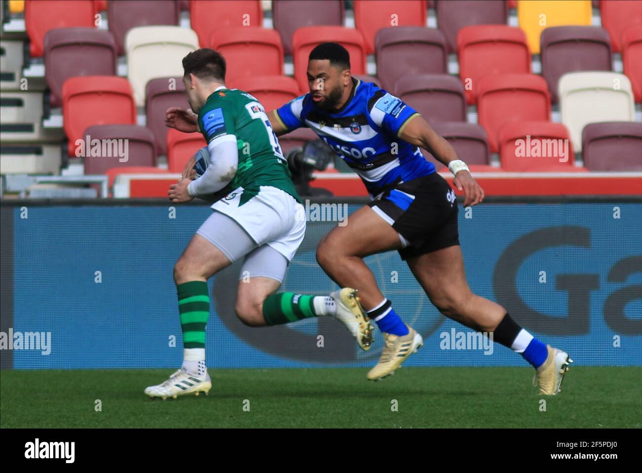 Brentford, Angleterre. 27 mars 2021. Tom Parton, de London Irish, est attaqué par Joe Cokanasiga, de Bath, lors du match Gallagher Premiership entre London Irish et Bath au stade communautaire de Brentford. Credit: Richard Perriman/Alamy Live News Banque D'Images