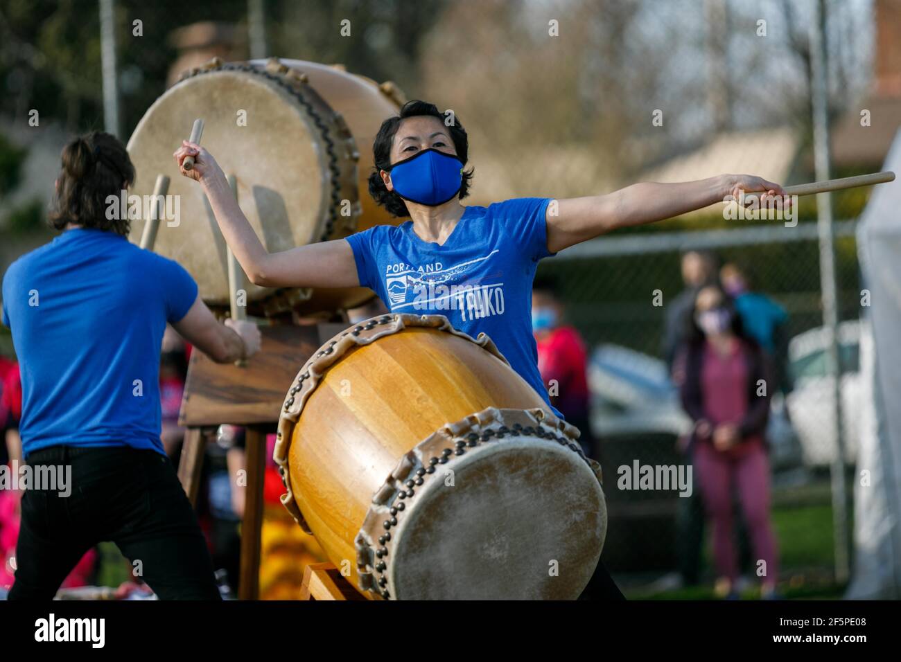 Portland, États-Unis. 26 mars 2021. Les batteurs japonais « Portland Taiko » se réalisent. Près d'un millier de personnes se sont rassemblées dans le sud-est de Portland, Oregon, le 26 mars 2021, pour se rallier contre la violence et la haine ethnique contre les Asiatiques, à la suite des massacres commis à Atlanta, en Géorgie, la semaine dernière. (Photo de John Rudoff/Sipa USA) crédit: SIPA USA/Alay Live News Banque D'Images