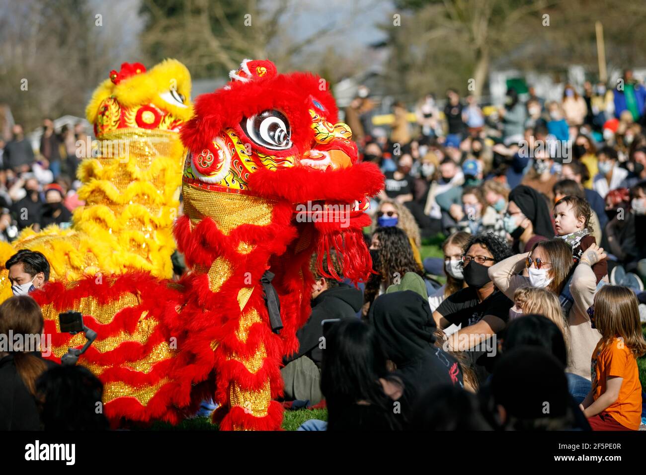 Portland, États-Unis. 26 mars 2021. La White Lotus Dragon and Lion Dance Company se produit. Près d'un millier de personnes se sont rassemblées dans le sud-est de Portland, Oregon, le 26 mars 2021, pour se rallier contre la violence et la haine ethnique contre les Asiatiques, à la suite des massacres commis à Atlanta, en Géorgie, la semaine dernière. (Photo de John Rudoff/Sipa USA) crédit: SIPA USA/Alay Live News Banque D'Images