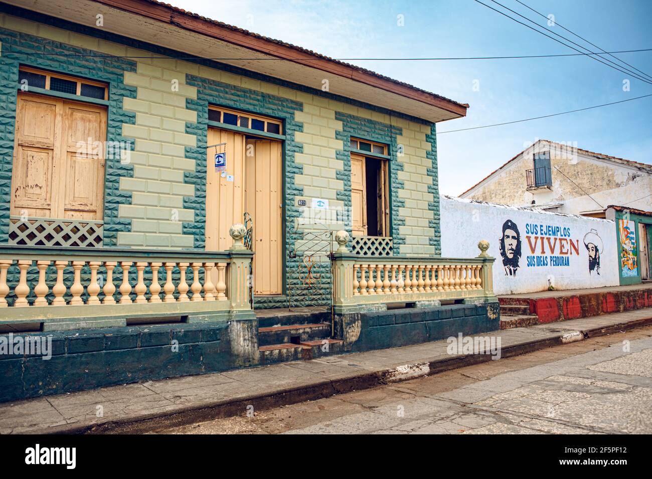 Baracoa, Cuba - 25 octobre 2019 : façade de la maison (logement particulier casa/privé) à Baracoa avec de la propagande communiste peinte et Che Guevara im Banque D'Images