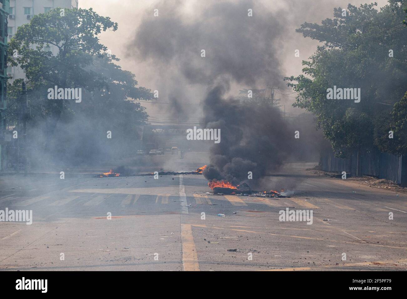 Des pneus en feu vus au milieu de la rue pour empêcher la police et l'armée d'atteindre les manifestants anti-démocratie lors d'une manifestation contre le coup d'État militaire.la police et les militaires du Myanmar (tatmadow) ont attaqué les manifestants avec des balles en caoutchouc, des munitions réelles, Des gaz lacrymogènes et des bombes lacrymogènes en réponse aux manifestants anti-coup d'État militaire samedi, tuant plus de 90 personnes et en blessant beaucoup d'autres. Au moins 300 personnes ont été tuées au Myanmar depuis le coup d'État du 1er février, a déclaré un responsable des droits de l'homme de l'ONU. Le conseiller militaire du Myanmar en détention d'État, Aung San Suu Kyi, le mois de février Banque D'Images