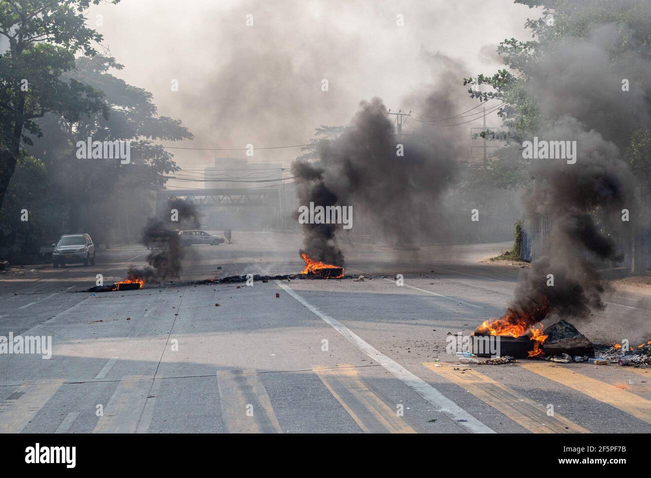 Des pneus en feu vus au milieu de la rue pour empêcher la police et l'armée d'atteindre les manifestants anti-démocratie lors d'une manifestation contre le coup d'État militaire.la police et les militaires du Myanmar (tatmadow) ont attaqué les manifestants avec des balles en caoutchouc, des munitions réelles, Des gaz lacrymogènes et des bombes lacrymogènes en réponse aux manifestants anti-coup d'État militaire samedi, tuant plus de 90 personnes et en blessant beaucoup d'autres. Au moins 300 personnes ont été tuées au Myanmar depuis le coup d'État du 1er février, a déclaré un responsable des droits de l'homme de l'ONU. Le conseiller militaire du Myanmar en détention d'État, Aung San Suu Kyi, le mois de février Banque D'Images