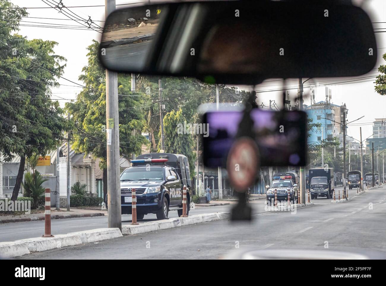 Des camions de police sont vus dans la rue au cours d'une manifestation contre le coup d'État militaire.la police et les militaires du Myanmar (tatmadow) ont attaqué les manifestants avec des balles en caoutchouc, des munitions réelles, des gaz lacrymogènes et des bombes lacrymogènes en réponse aux manifestants anti-coup d'État militaire de samedi, tuant plus de 90 personnes et en ont blessé beaucoup d'autres. Au moins 300 personnes ont été tuées au Myanmar depuis le coup d'État du 1er février, a déclaré un responsable des droits de l'homme de l'ONU. L'armée du Myanmar a détenu le conseiller d'État du Myanmar Aung San Suu Kyi le 01 février 2021 et a déclaré l'état d'urgence tout en prenant le pouvoir dans la co Banque D'Images