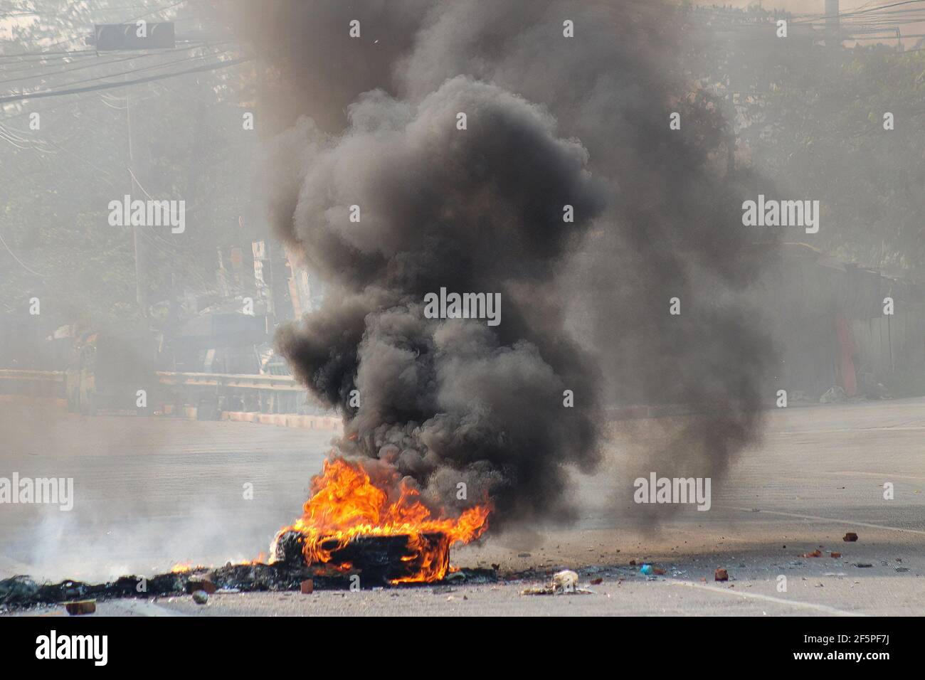 Des pneus en feu vus au milieu de la rue pour empêcher la police et l'armée d'atteindre les manifestants anti-démocratie lors d'une manifestation contre le coup d'État militaire.la police et les militaires du Myanmar (tatmadow) ont attaqué les manifestants avec des balles en caoutchouc, des munitions réelles, Des gaz lacrymogènes et des bombes lacrymogènes en réponse aux manifestants anti-coup d'État militaire samedi, tuant plus de 90 personnes et en blessant beaucoup d'autres. Au moins 300 personnes ont été tuées au Myanmar depuis le coup d'État du 1er février, a déclaré un responsable des droits de l'homme de l'ONU. Le conseiller militaire du Myanmar en détention d'État, Aung San Suu Kyi, le mois de février Banque D'Images