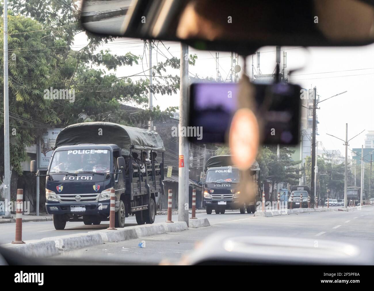 Des camions de police sont vus dans la rue au cours d'une manifestation contre le coup d'État militaire.la police et les militaires du Myanmar (tatmadow) ont attaqué les manifestants avec des balles en caoutchouc, des munitions réelles, des gaz lacrymogènes et des bombes lacrymogènes en réponse aux manifestants anti-coup d'État militaire de samedi, tuant plus de 90 personnes et en ont blessé beaucoup d'autres. Au moins 300 personnes ont été tuées au Myanmar depuis le coup d'État du 1er février, a déclaré un responsable des droits de l'homme de l'ONU. L'armée du Myanmar a détenu le conseiller d'État du Myanmar Aung San Suu Kyi le 01 février 2021 et a déclaré l'état d'urgence tout en prenant le pouvoir dans la co Banque D'Images