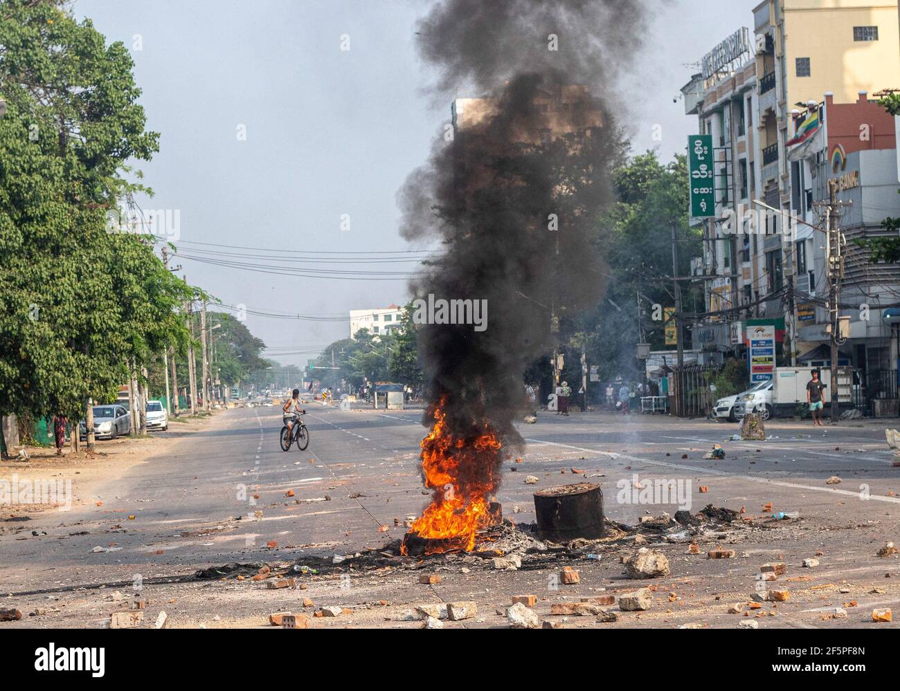 Des pneus en feu vus au milieu de la rue pour empêcher la police et l'armée d'atteindre les manifestants anti-démocratie lors d'une manifestation contre le coup d'État militaire.la police et les militaires du Myanmar (tatmadow) ont attaqué les manifestants avec des balles en caoutchouc, des munitions réelles, Des gaz lacrymogènes et des bombes lacrymogènes en réponse aux manifestants anti-coup d'État militaire samedi, tuant plus de 90 personnes et en blessant beaucoup d'autres. Au moins 300 personnes ont été tuées au Myanmar depuis le coup d'État du 1er février, a déclaré un responsable des droits de l'homme de l'ONU. Le conseiller militaire du Myanmar en détention d'État, Aung San Suu Kyi, le mois de février Banque D'Images