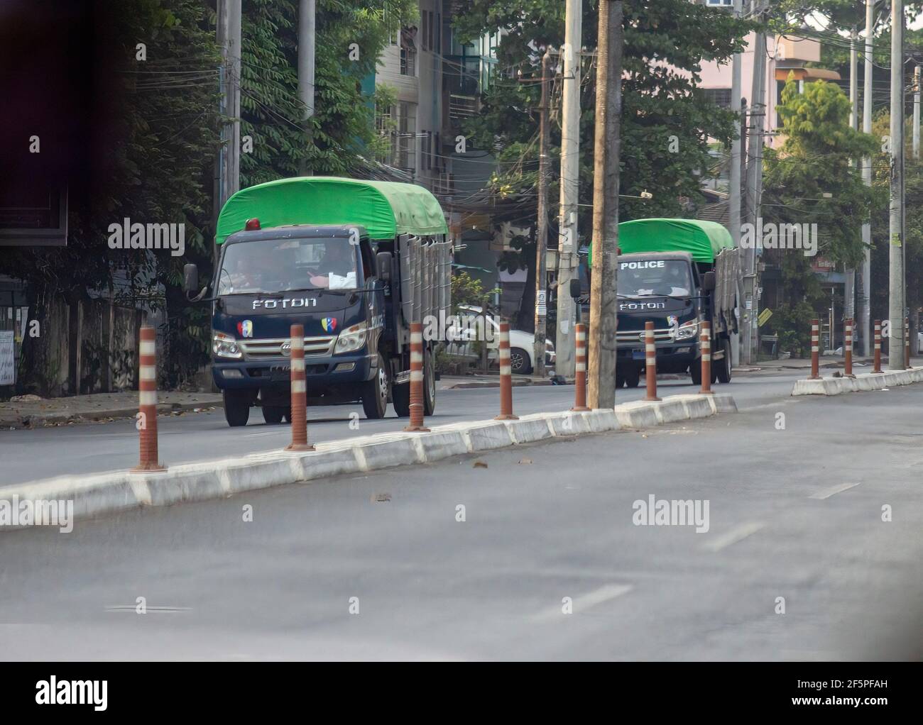 Des camions de police sont vus dans la rue au cours d'une manifestation contre le coup d'État militaire.la police et les militaires du Myanmar (tatmadow) ont attaqué les manifestants avec des balles en caoutchouc, des munitions réelles, des gaz lacrymogènes et des bombes lacrymogènes en réponse aux manifestants anti-coup d'État militaire de samedi, tuant plus de 90 personnes et en ont blessé beaucoup d'autres. Au moins 300 personnes ont été tuées au Myanmar depuis le coup d'État du 1er février, a déclaré un responsable des droits de l'homme de l'ONU. L'armée du Myanmar a détenu le conseiller d'État du Myanmar Aung San Suu Kyi le 01 février 2021 et a déclaré l'état d'urgence tout en prenant le pouvoir dans la co Banque D'Images