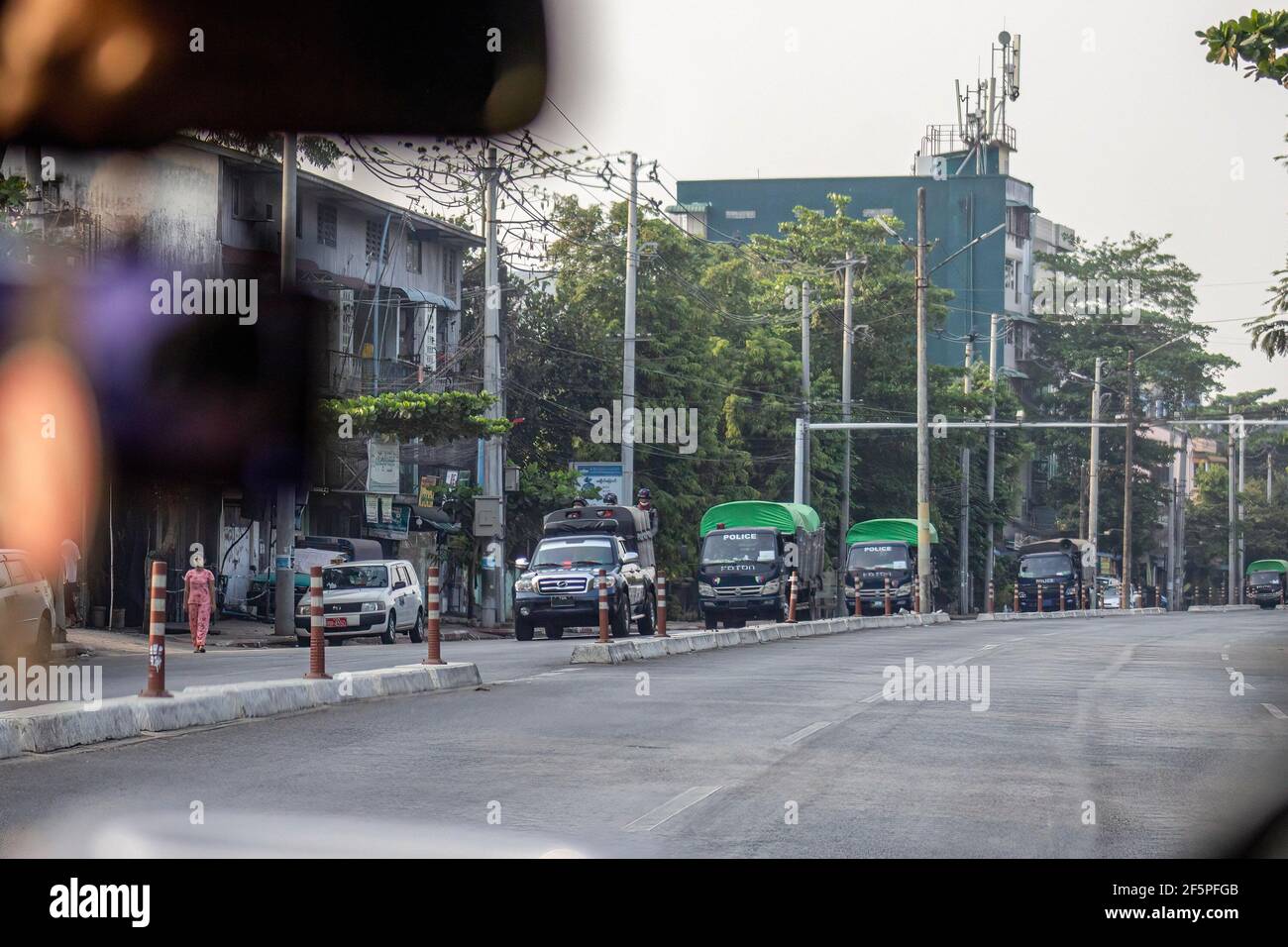 Des camions de police sont vus dans la rue au cours d'une manifestation contre le coup d'État militaire.la police et les militaires du Myanmar (tatmadow) ont attaqué les manifestants avec des balles en caoutchouc, des munitions réelles, des gaz lacrymogènes et des bombes lacrymogènes en réponse aux manifestants anti-coup d'État militaire de samedi, tuant plus de 90 personnes et en ont blessé beaucoup d'autres. Au moins 300 personnes ont été tuées au Myanmar depuis le coup d'État du 1er février, a déclaré un responsable des droits de l'homme de l'ONU. L'armée du Myanmar a détenu le conseiller d'État du Myanmar Aung San Suu Kyi le 01 février 2021 et a déclaré l'état d'urgence tout en prenant le pouvoir dans la co Banque D'Images