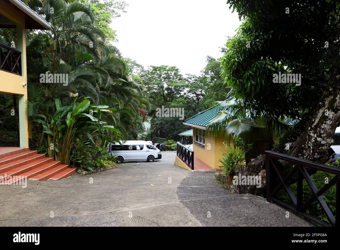 Entrée au centre touristique de la forêt tropicale de pluie de Babonneau de l'île des Caraïbes de Sainte-Lucie. Banque D'Images