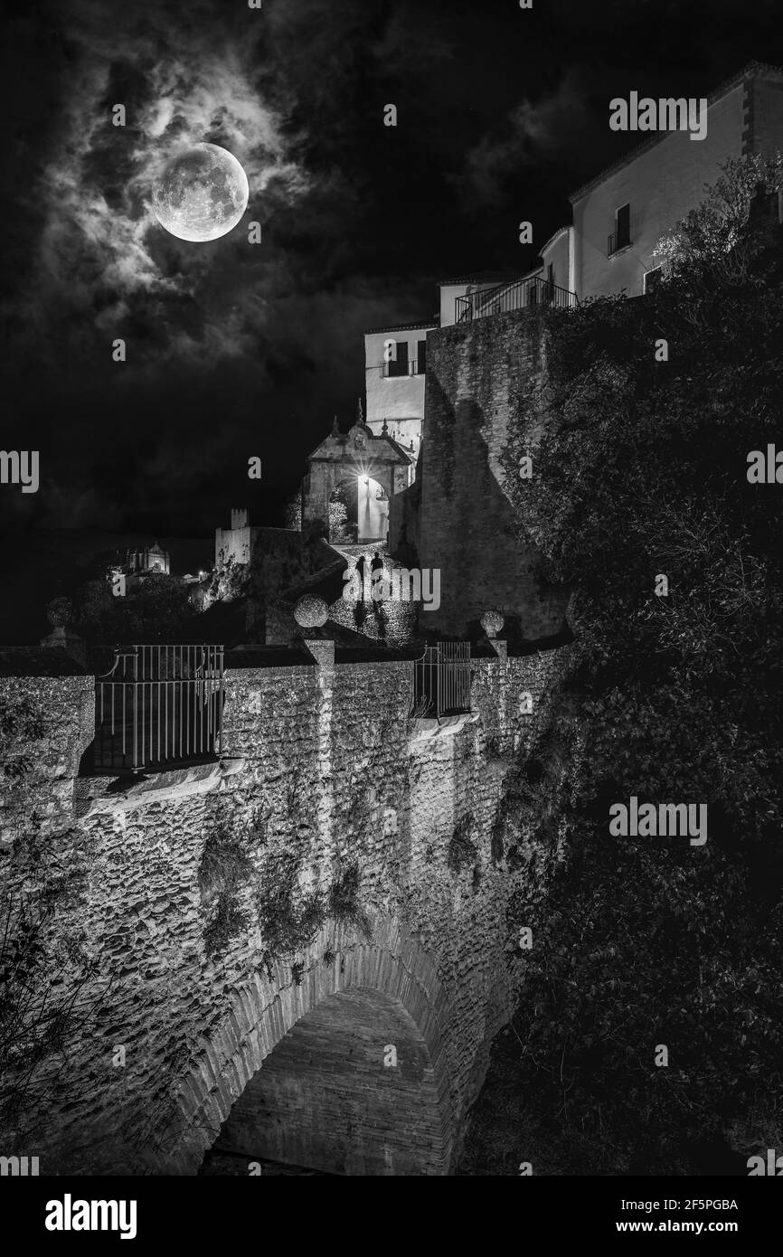 Couple marchant au clair de lune à Ronda, Espagne Banque D'Images