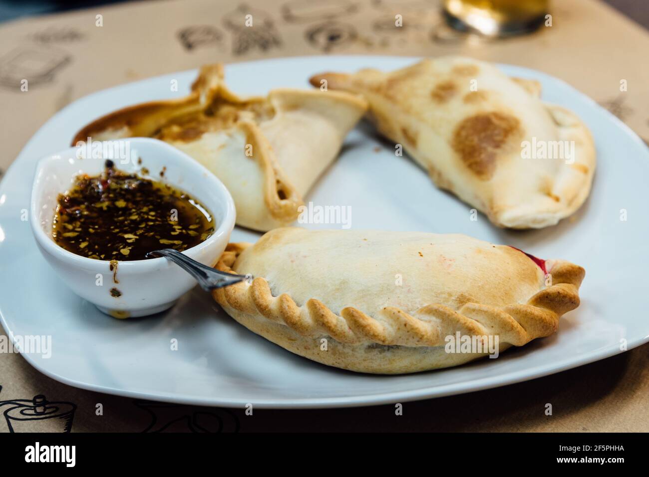 Tarte Argentine à la sauce épicée sur une assiette blanche. Banque D'Images