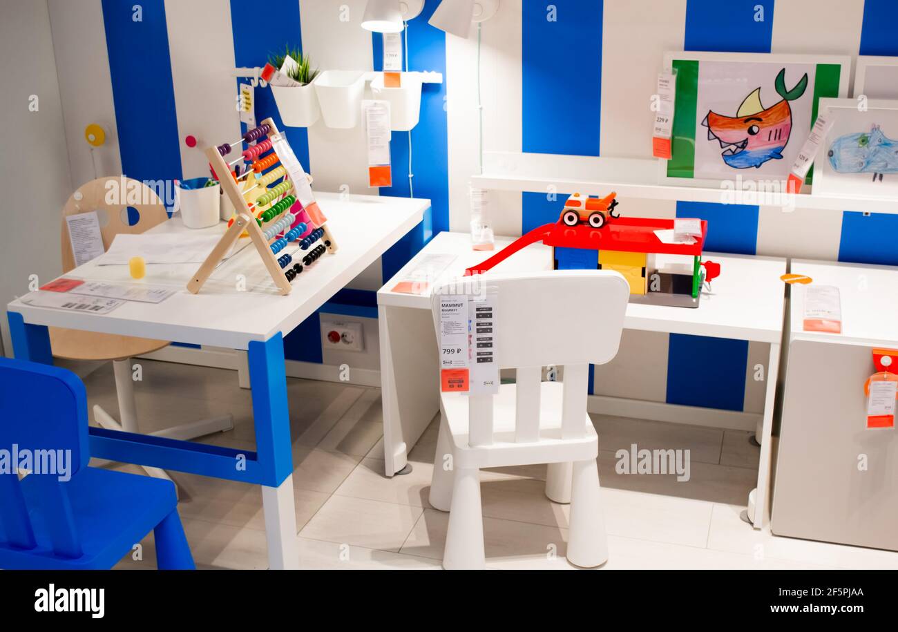 Moscou, Russie, février 2021 : thème bleu et blanc IKEA pour enfants. Salle d'exposition dans le magasin : armoires de rangement, tables, chaises et jouets Banque D'Images