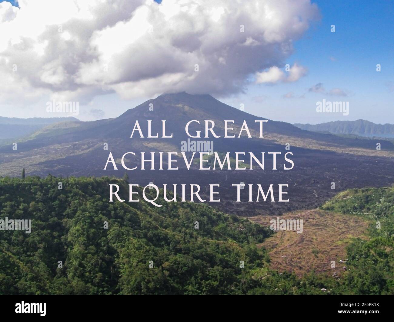Citation motivationnelle sur l'image floue de la montagne Batur Kintamani  Bali Indonésie - toutes les grandes réalisations exigent du temps Photo  Stock - Alamy