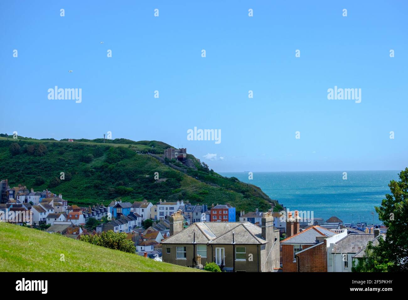 Idée de Staycation. Vue imprenable sur Hastings Country Park, East Hill Lift, le sommet des maisons et la Manche, vue depuis West Hill. East Sussex. Banque D'Images