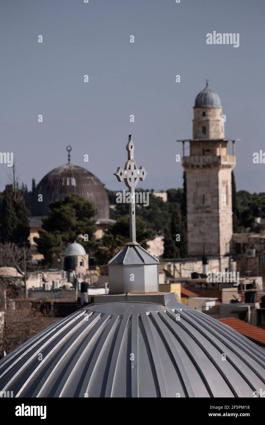 Vue sur les toits de l'autre côté du dôme du couvent des Sœurs De Sion dans la vieille ville est Jérusalem Israël Banque D'Images