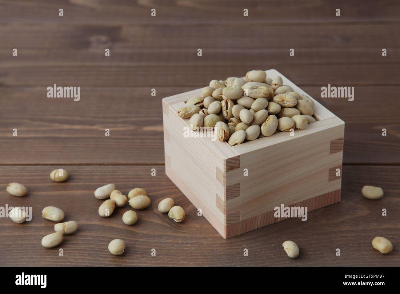 graines de soja séparées sur une table en bois Banque D'Images