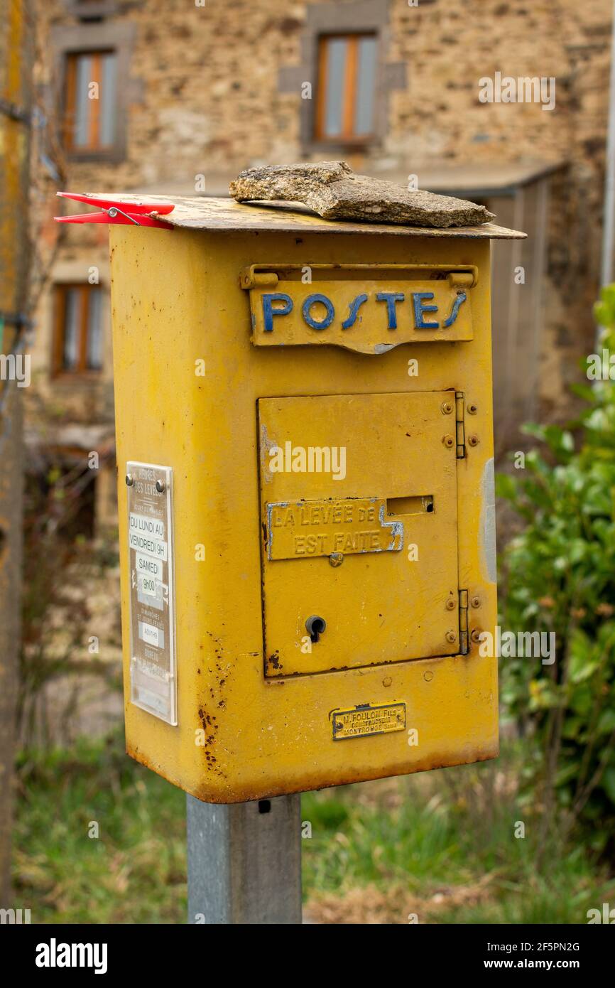 Ancienne boîte postale en métal français à la campagne, département du Puy  de Dome, Auvergne, France Photo Stock - Alamy