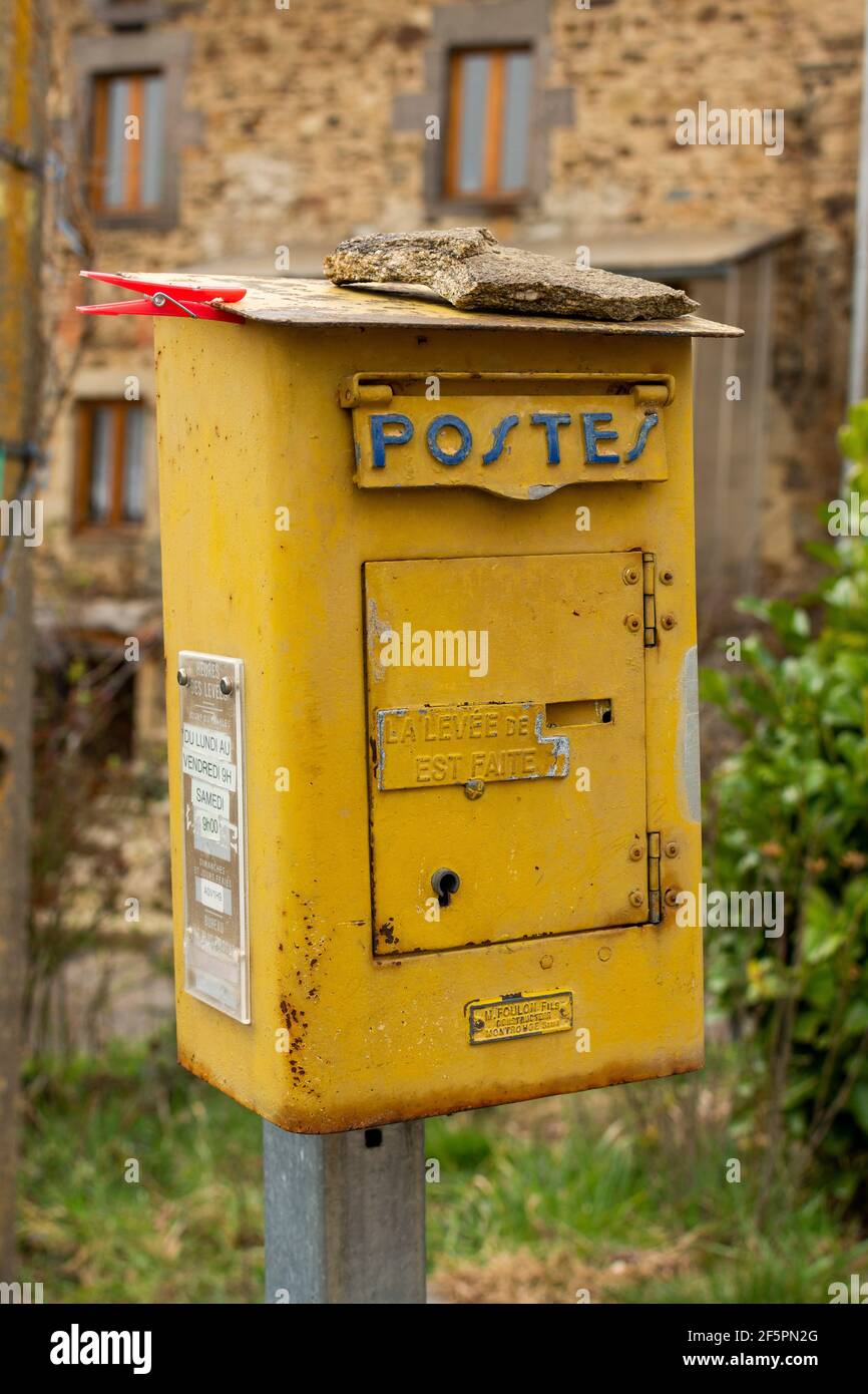 Ancienne boîte postale en métal français à la campagne, département du Puy de Dome, Auvergne