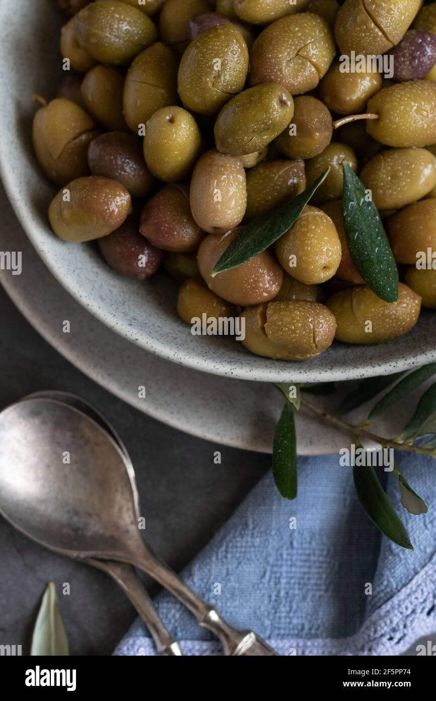 Olives marinées aux herbes et épices, ingrédients naturels sains Banque D'Images