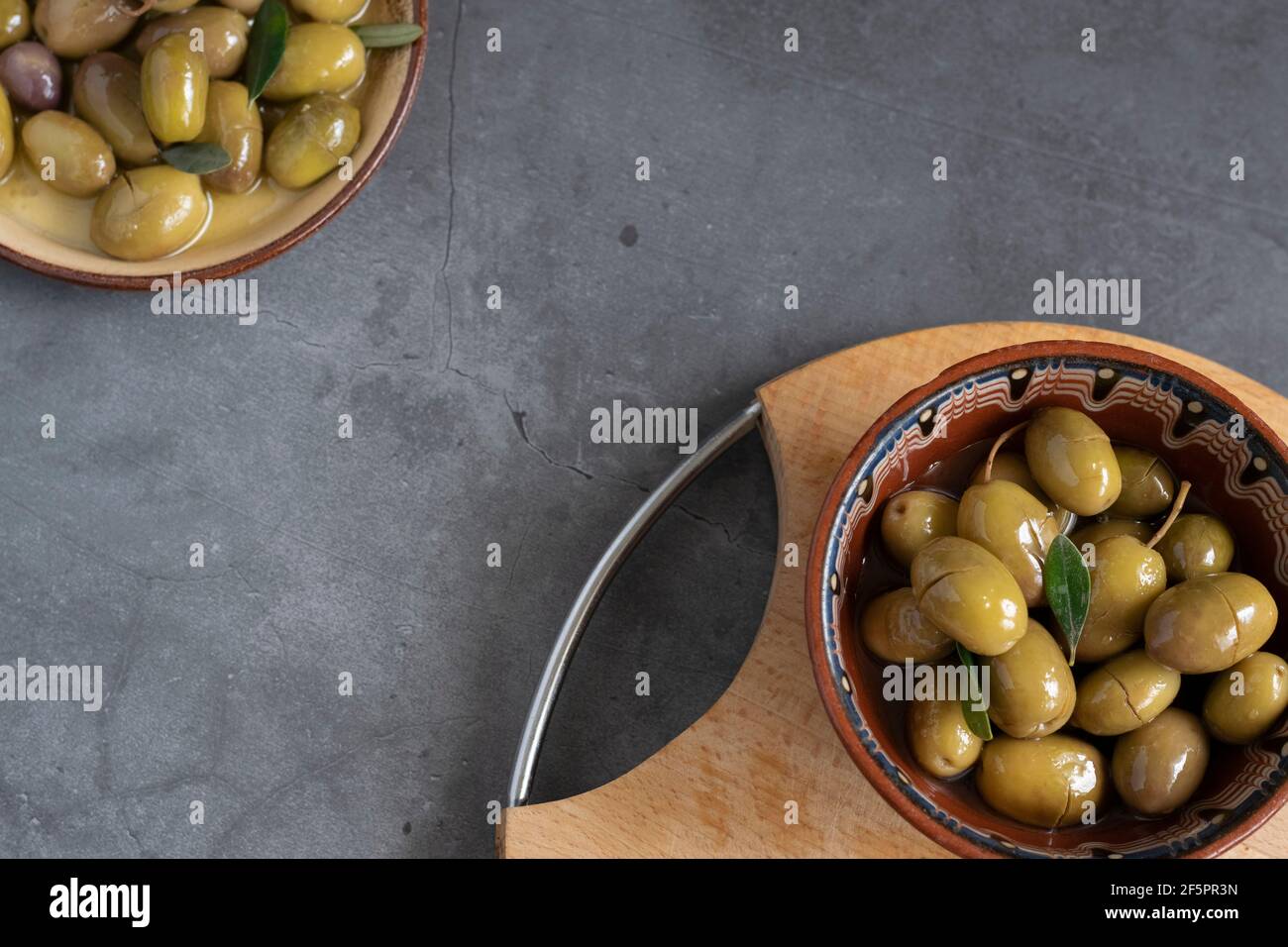 Olives marinées aux herbes et épices, ingrédients naturels sains Banque D'Images