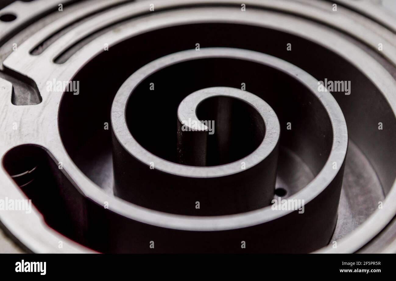 mécanisme de pièce en spirale métallique arrière-plan industriel gros plan Banque D'Images
