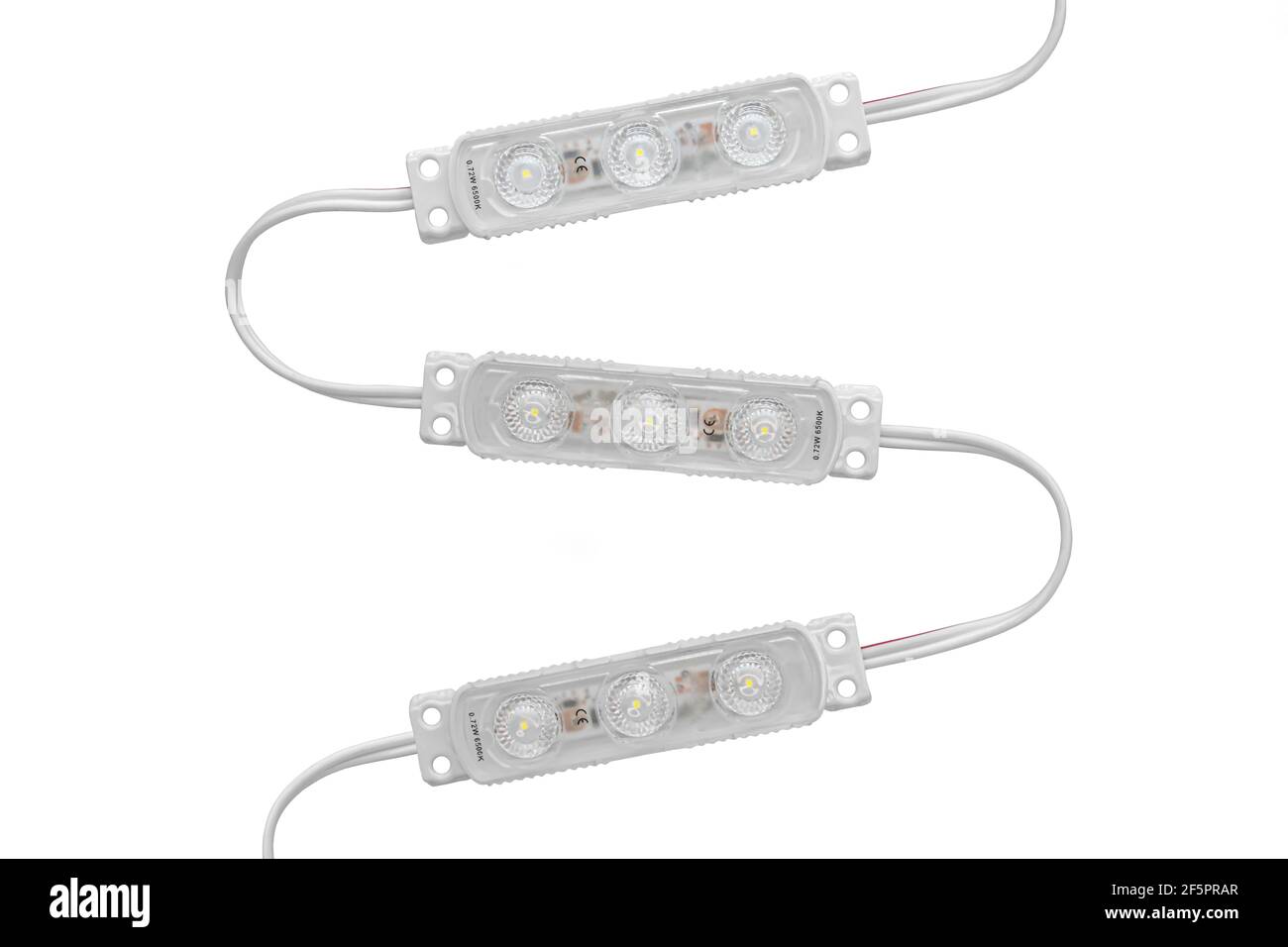 Module LED avec lentille optique sur fond blanc isolé Banque D'Images