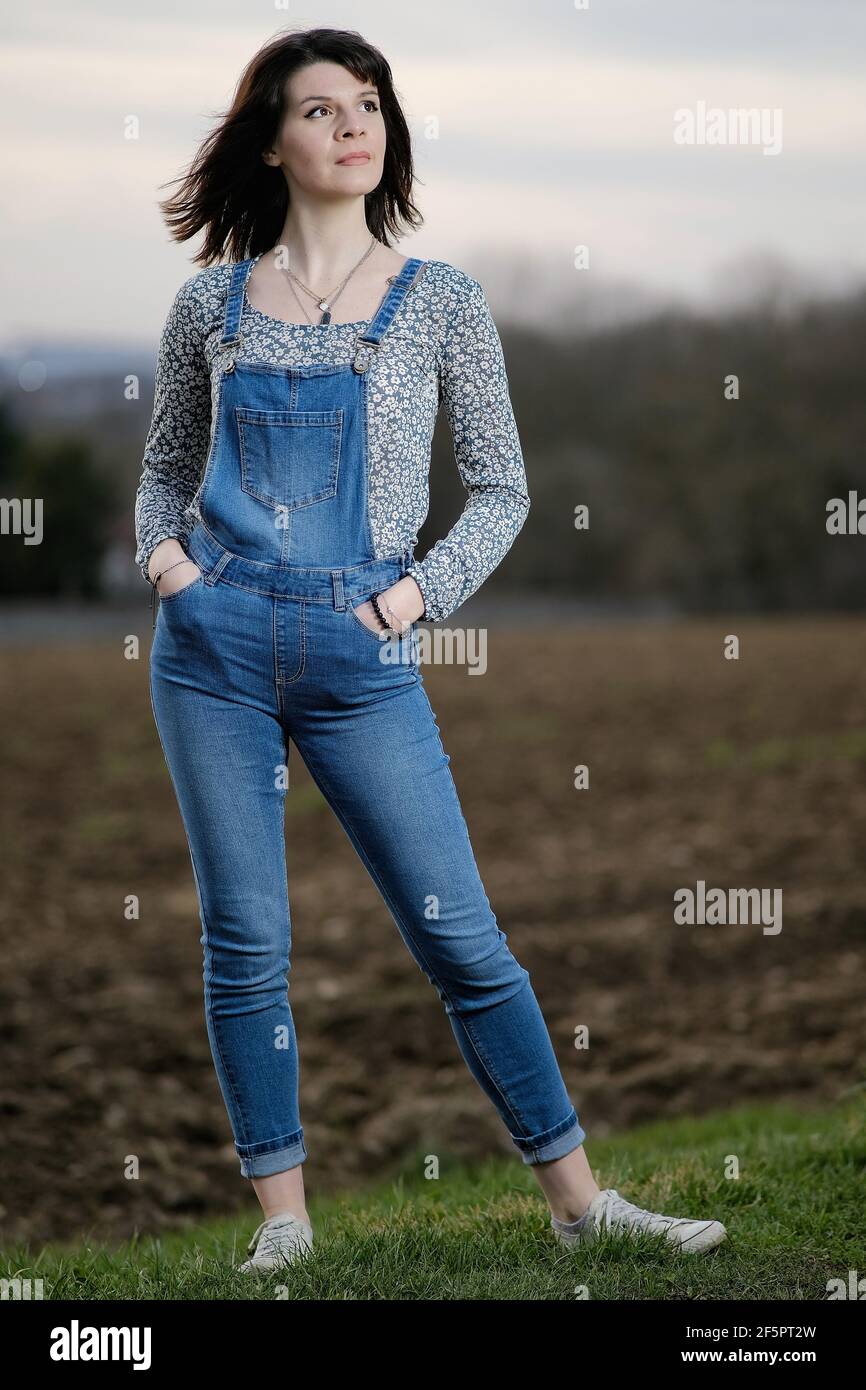 Portrait extérieur d'une jeune femme portant des salopettes la campagne  Photo Stock - Alamy
