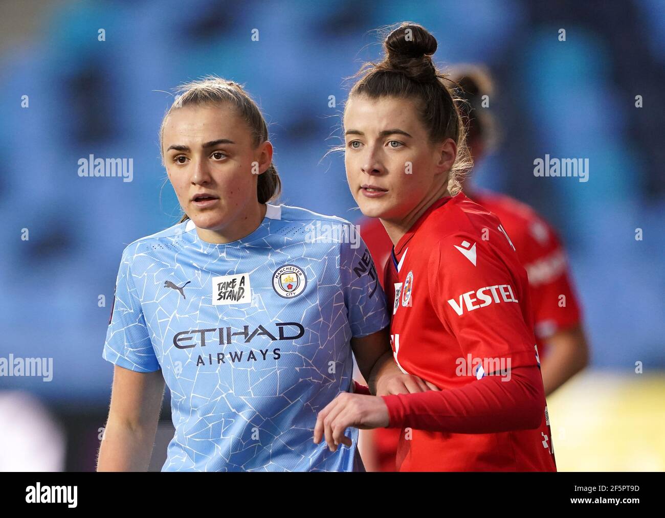 Georgia Stanway de Manchester City (à gauche) et Angharad James de Reading lors du match de Super League féminin de la FA au stade Academy, à Manchester. Date de la photo: Samedi 27 mars 2021. Banque D'Images