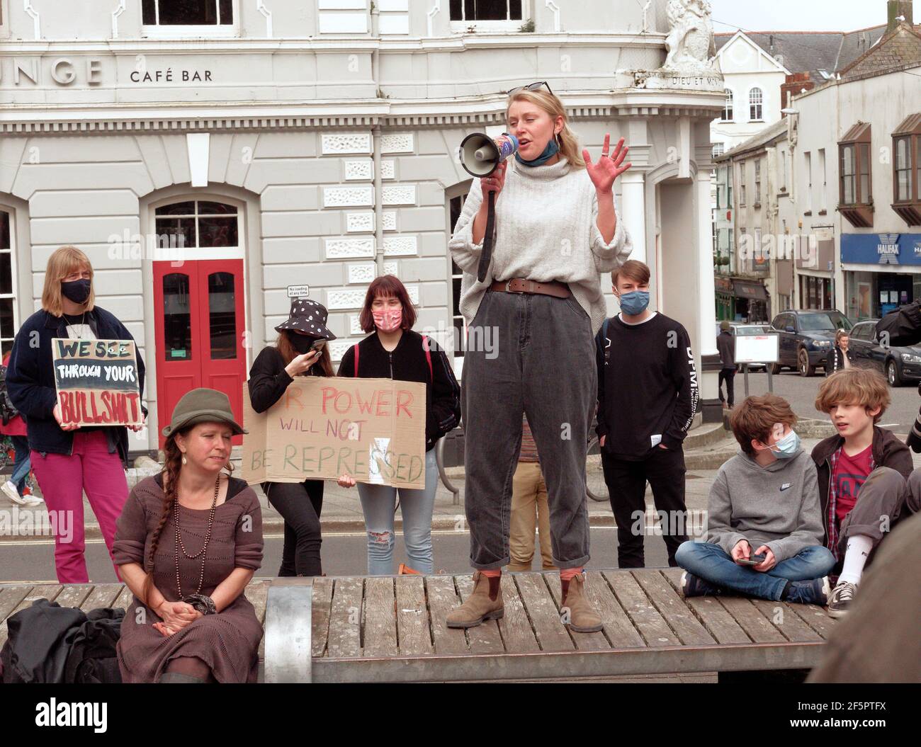 Falmouth, Cornwall, Royaume-Uni. 27 mars 2021. Une manifestation de tuer le projet de loi et une marche impliquant plusieurs centaines de manifestants se produit sur la place Moor à Falmouth, après que les orateurs ont terminé, un mars de 1.5 miles à travers le centre de la ville jusqu'à Discovery Quay a eu lieu pour d'autres discours. La manifestation en violation des règles de Covid a été surveillée à distance par des officiers de Devon et de Cornwall. Le projet de loi sur la police, le crime et la détermination de la peine et les tribunaux pourrait entraîner de sérieuses limitations pour les manifestants qui sont considérés comme causant de graves perturbations. Falmouth. Cornwall, Angleterre, 27 mars 2021, crédit : Robert Taylor/Alay Live ne Banque D'Images