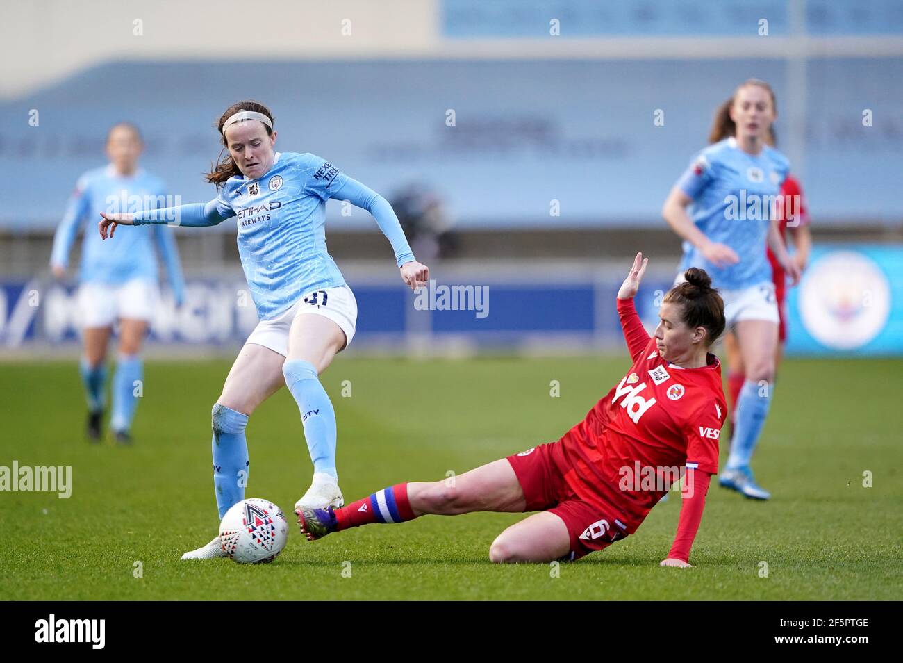 L'Angharad James (à droite) remet en question la Rose Lavelle de Manchester City lors du match de la Super League des femmes de la FA au stade Academy, à Manchester. Date de la photo: Samedi 27 mars 2021. Banque D'Images