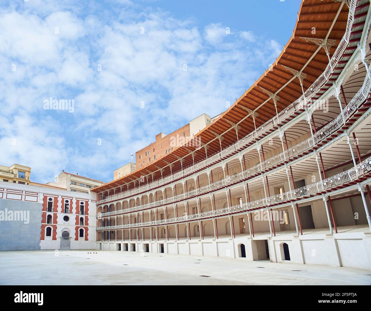 Madrid, Espagne - 27 mars 2021. L'espace principal de l'ancienne cour de Pelota de Beti-Jai, a déclaré Monument National en 1991. Madrid, Espagne. Banque D'Images