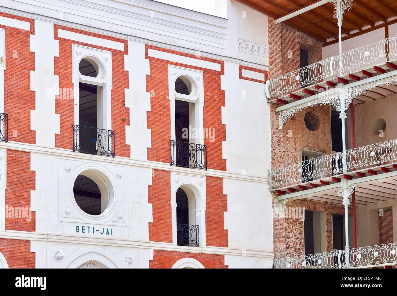 Madrid, Espagne - 27 mars 2021. Façade principale de l'ancienne cour de Pelota de Beti-Jai, déclarée Monument National en 1991. Madrid, Espagne. Banque D'Images