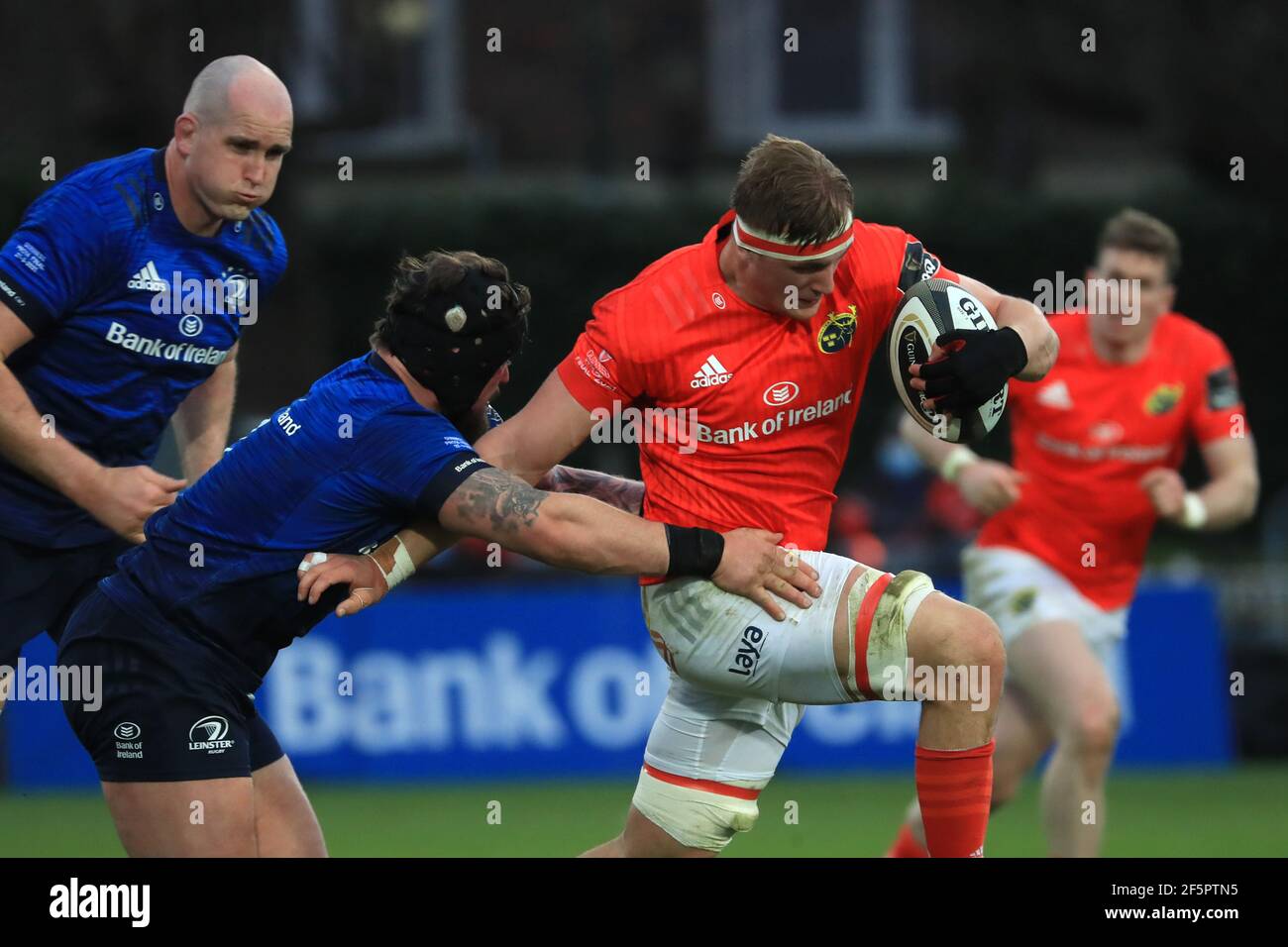 Le Gavin Coombes de Munster (à droite) est attaqué par Andrew porter de Leinsters lors du match final Guinness PRO14 à la RDS Arena de Dublin, en Irlande. Date de la photo: Samedi 27 mars 2021. Banque D'Images