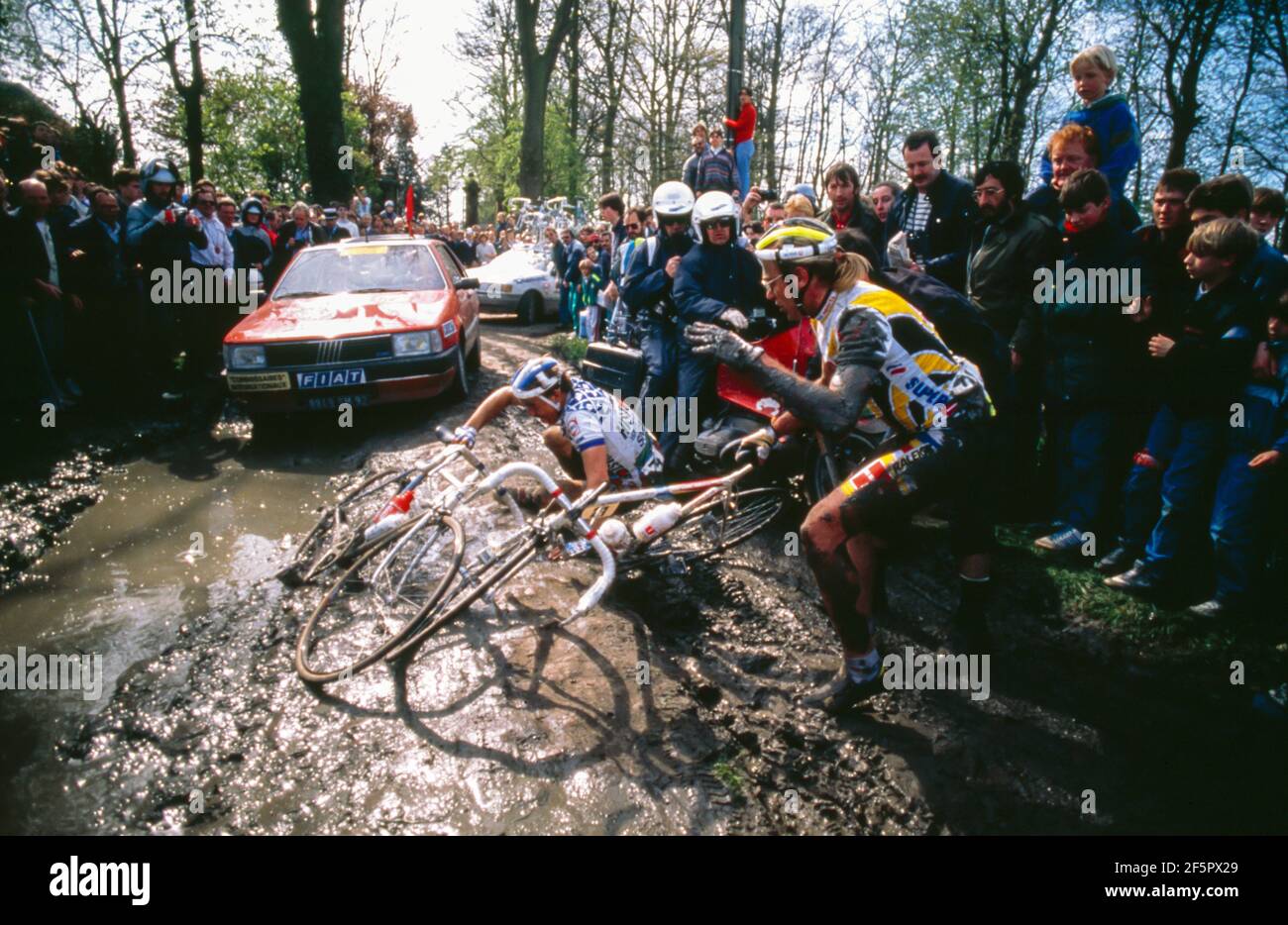 Paris Roubaix 1989, Laurent Fignon (FR) dans la tranchée d'Arenberg. Banque D'Images