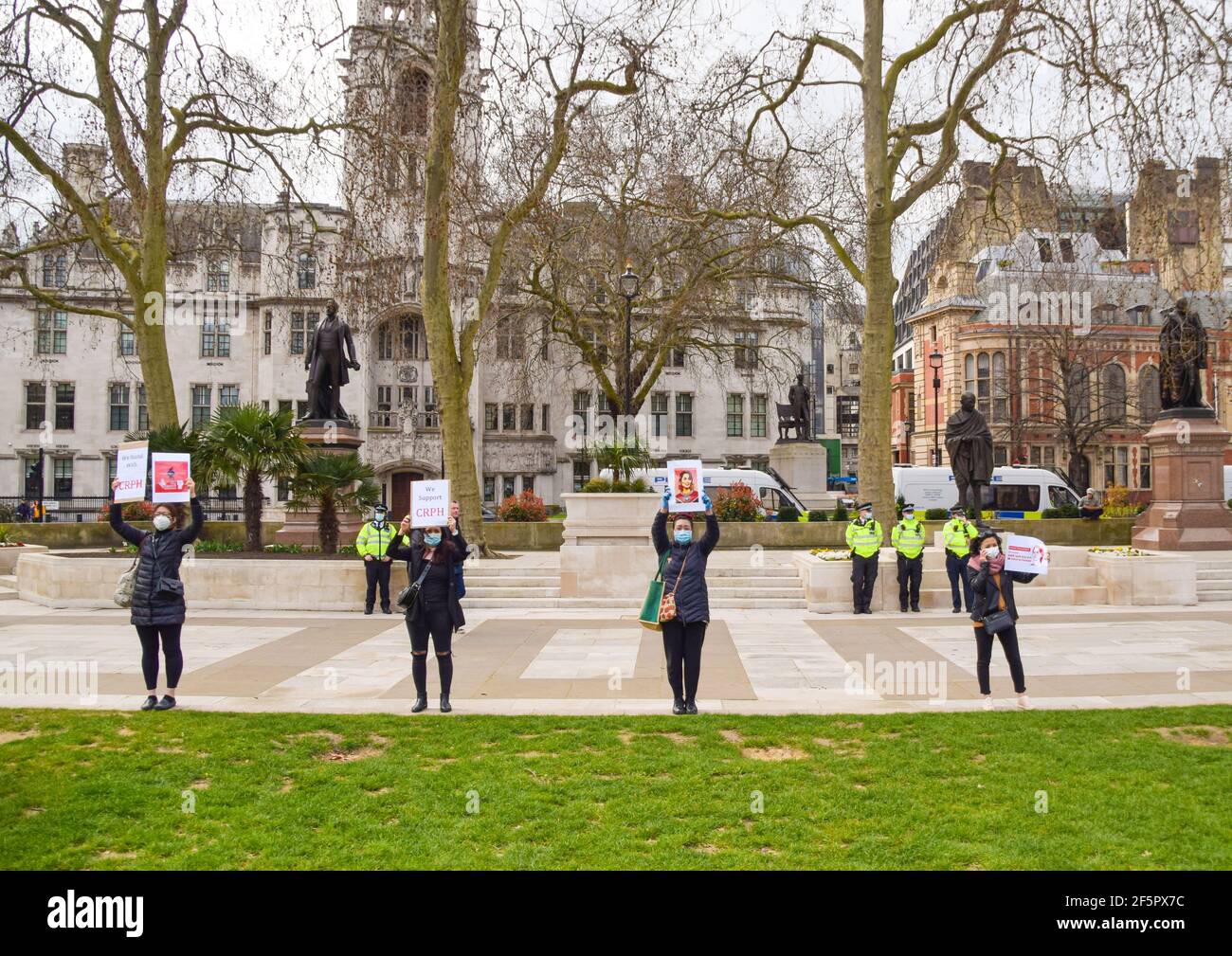 Londres, Royaume-Uni. 27 mars 2021. Des manifestants tiennent des pancartes pendant la manifestation anti-coup sur la place du Parlement. Des foules se sont rassemblées devant l'ambassade du Myanmar à Mayfair et ont défilé sur la place du Parlement pour protester contre le coup d'État militaire au Myanmar. (Photo de Vuk Valcic/SOPA Images/Sipa USA) crédit: SIPA USA/Alay Live News Banque D'Images