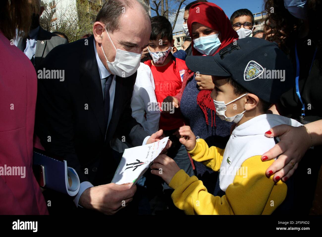 Le Premier ministre français Jean Castex pose avec Mohamed, 8 ans, avec le dessin qu'il a fait plus lire en français Je suis heureux aujourd'hui car j'ai rencontré le Premier ministre lors d'une visite gouvernementale du quartier populaire de Pissevin à Nîmes, en France, le 27 mars 2021, Dans le cadre d'un voyage d'une journée dans le département du Gard, dans le sud de la France, axé sur les questions d'urbanisme. Le premier ministre français Jean Castex pose avec Mohamed, 8 ans, avec le dessin il a fait lire en français Je suis heureux aujourd'hui que je rencontre le premier ministre lors d'une visite gouvernementale dans le quartier Banque D'Images