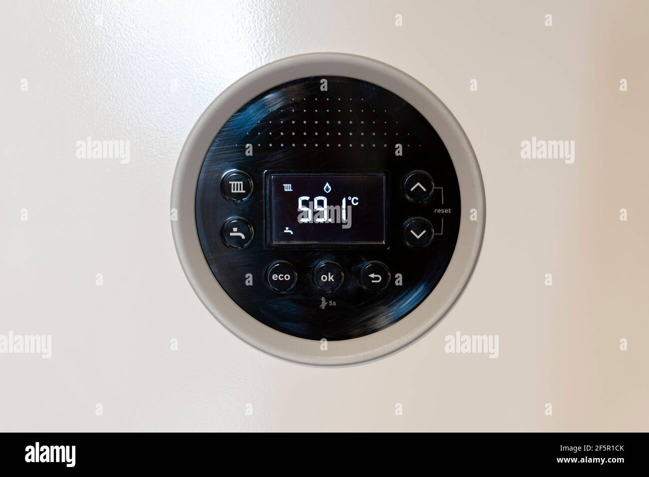 Un affichage numérique sur une chaudière à gaz indiquant le chaud  température de l'eau pour un système de chauffage central domestique dans  le ROYAUME-UNI Photo Stock - Alamy