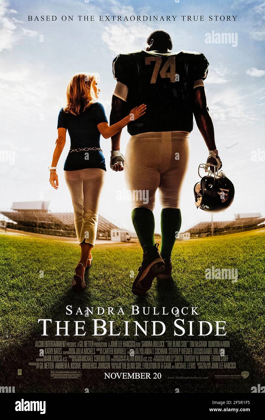 The Blind Side (2009) réalisé par John Lee Hancock et mettant en vedette Quinton Aaron, Sandra Bullock et Tim McGraw. Histoire vraie de Michael OHER qui est devenu un joueur de football américain réussi après avoir été sans abri avec l'aide d'une femme attentionnée et de sa famille. Banque D'Images