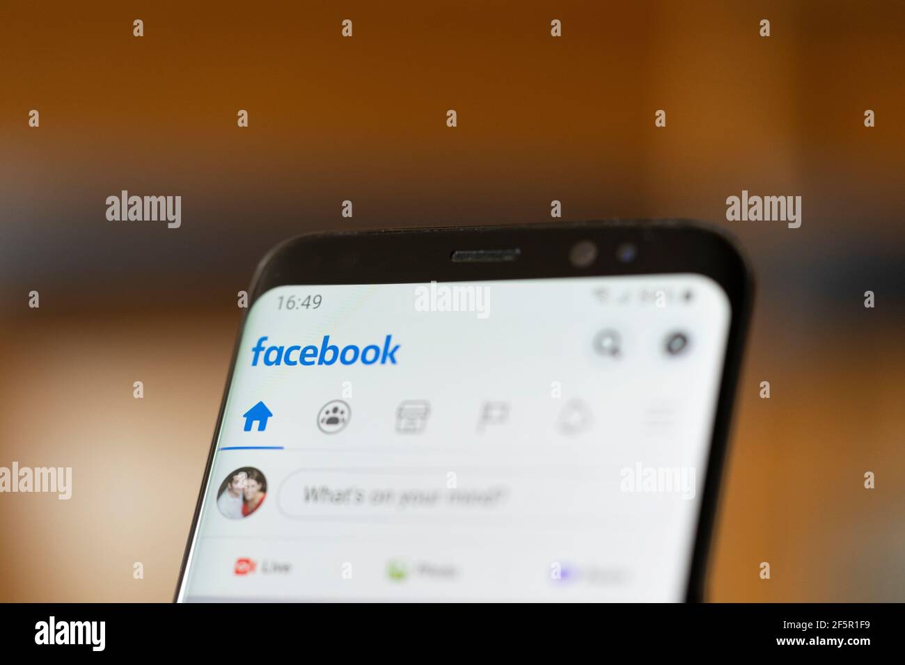 Gros plan sur l'écran d'un smartphone Android montrant le réseau social Facebook logo de l'application multimédia et page d'accueil Banque D'Images