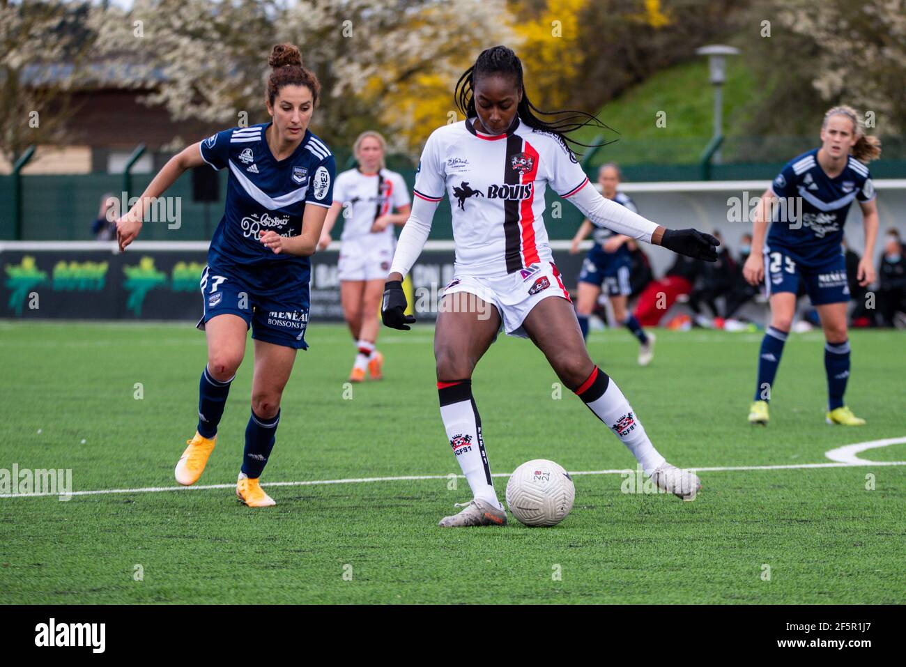 Ghoutia Karsouni du FC Girondins de Bordeaux et Teninsoun Sissoko du FC Fleury se battent pour le ballon lors du championnat féminin de France D1 Arkema match de football entre le FC Fleury 91 et les Girondins de Bordeaux le 27 mars 2021 au stade Walter Felder de Fleury Merogis, France - photo Melanie Laurent / A2M Sport Consulting / DPPI / LiveMedia Banque D'Images