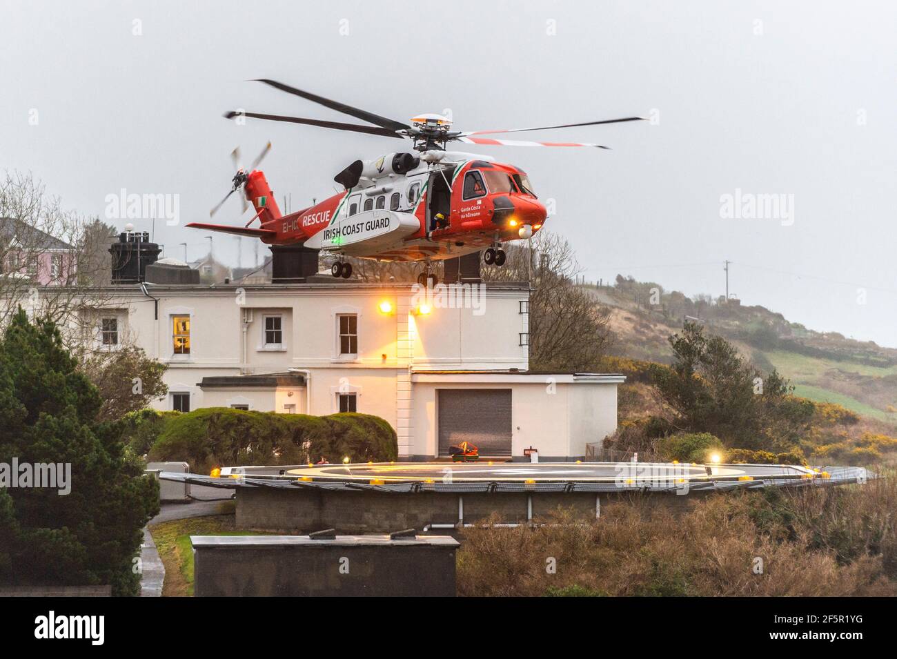 Castletownbere, West Cork, Irlande. 27 mars 2021. Irish Coastguard Helicopter Rescue 115 arrive à terre pour se ravitailler à Castletownbere avant d'aller à l'aide du chalutier de pêche frappé 'Ellie Adhamh'. Le moteur du chalutier a échoué hier et il dérive depuis. Navire de la marine irlandaise le « George Bernard Shaw » le Castletownbere RNLI Lifeboat assiste le chalutier sur place. Crédit : AG News/Alay Live News Banque D'Images