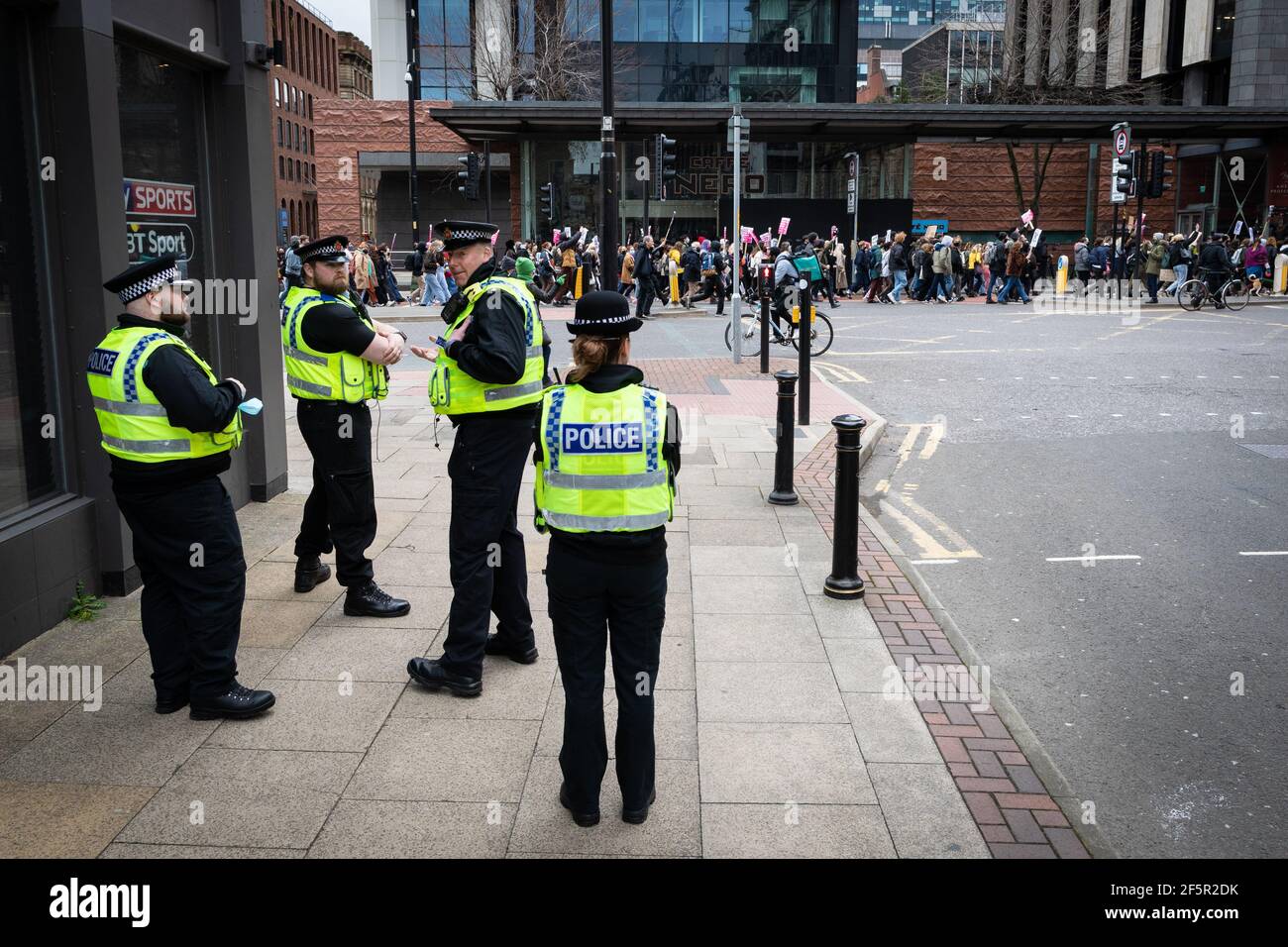 Manchester, Royaume-Uni. 27 mars 2021. La police veille à ce qu'une manifestation « Kill the Bill » passe devant Done Portland Street. Les gens viennent dans la rue pour protester contre le nouveau projet de loi sur les services de police. La nouvelle législation conférera à la police davantage de pouvoirs pour contrôler les manifestations. Credit: Andy Barton/Alay Live News Banque D'Images