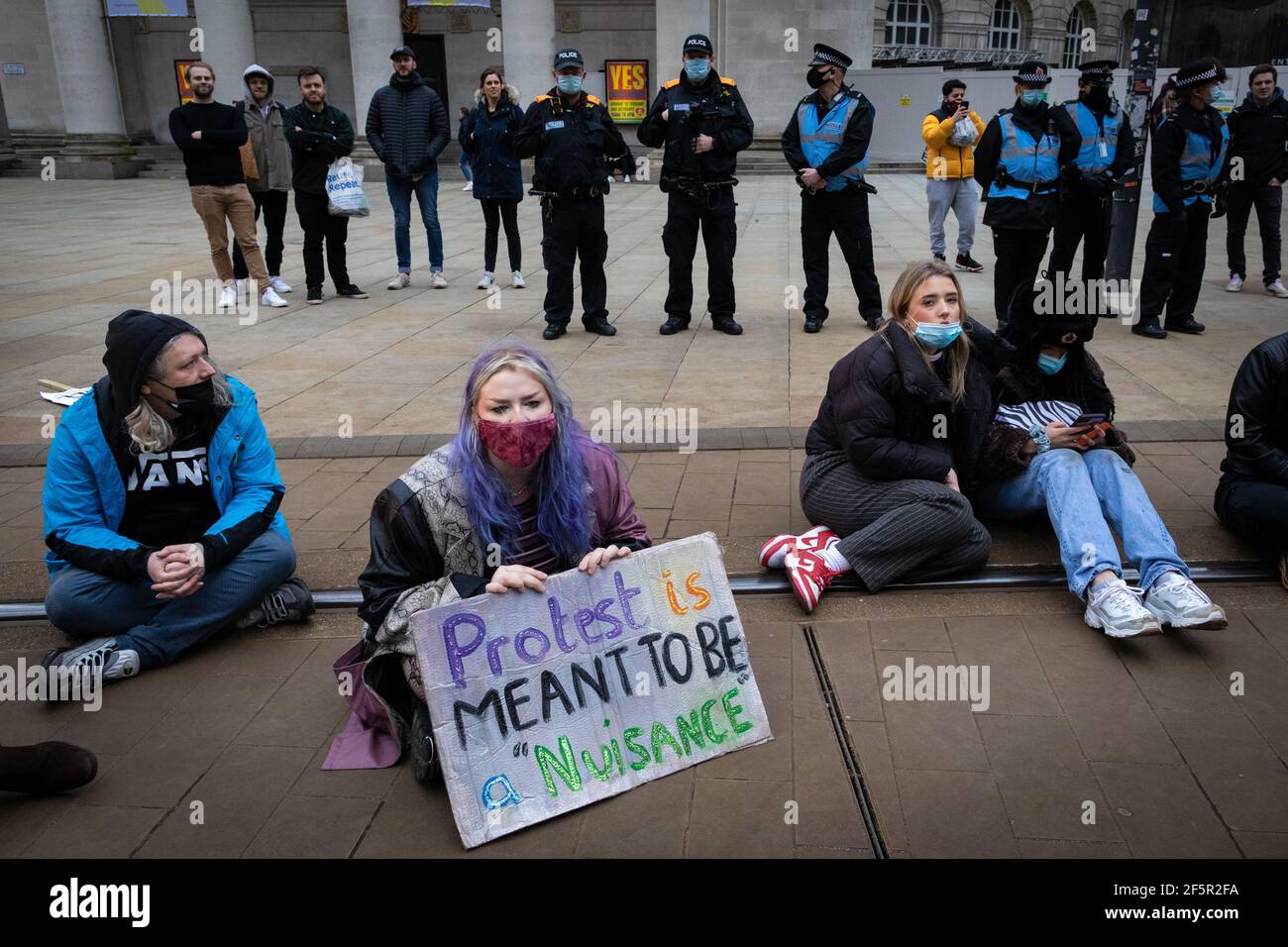 Manchester, Royaume-Uni. 27 mars 2021. Les manifestants manifestent sur la place St Peters lors d'une manifestation « Kill the Bill ». Les gens viennent dans la rue pour protester contre le nouveau projet de loi sur les services de police. La nouvelle législation conférera à la police davantage de pouvoirs pour contrôler les manifestations. Credit: Andy Barton/Alay Live News Banque D'Images