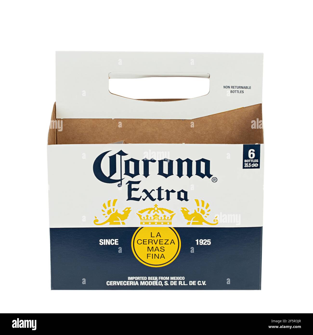 Ukraine, Kiev - février 23. 2021: Emballage en papier vide de Corona Extra Beer isolé sur fond blanc, vue latérale. Corona est l'impo le plus populaire Banque D'Images