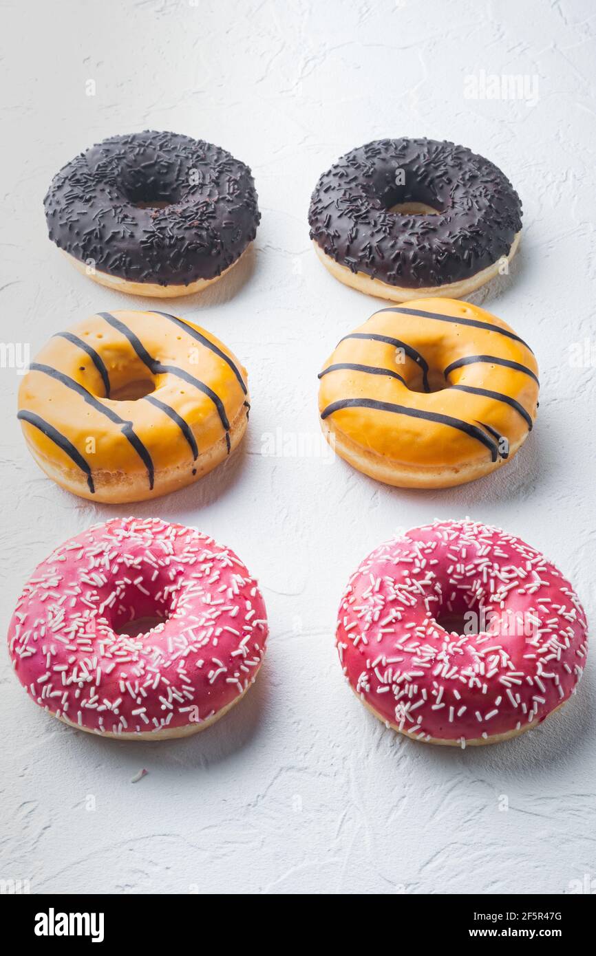 Délicieux beignets glacés, sur fond blanc Banque D'Images